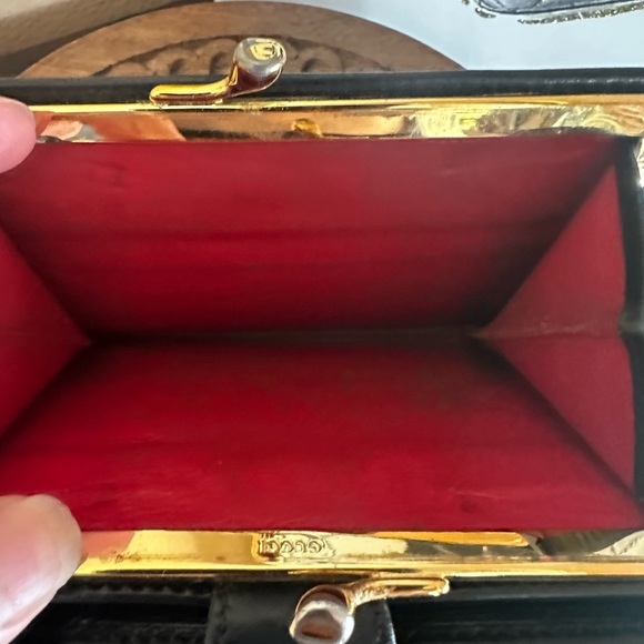 Gucci Horseshoe Black Leather Kiss Lock Wallet - Picture 7 of 12